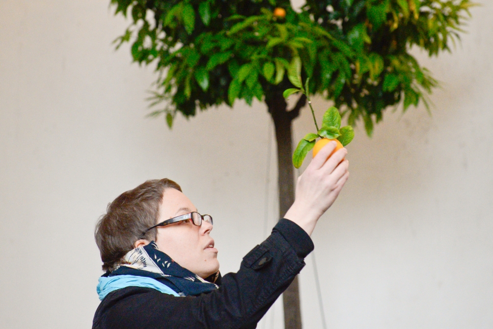 Katharina Seiser mit ihrer geliebten Meyer - Lemon "frisch vom Baum".
